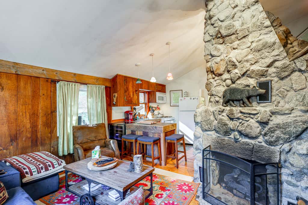 4 Mi to Stratton Mountain Resort! Cabin w/ Hot Tub