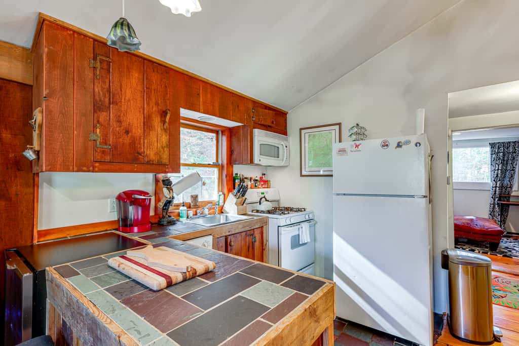 4 Mi to Stratton Mountain Resort! Cabin w/ Hot Tub