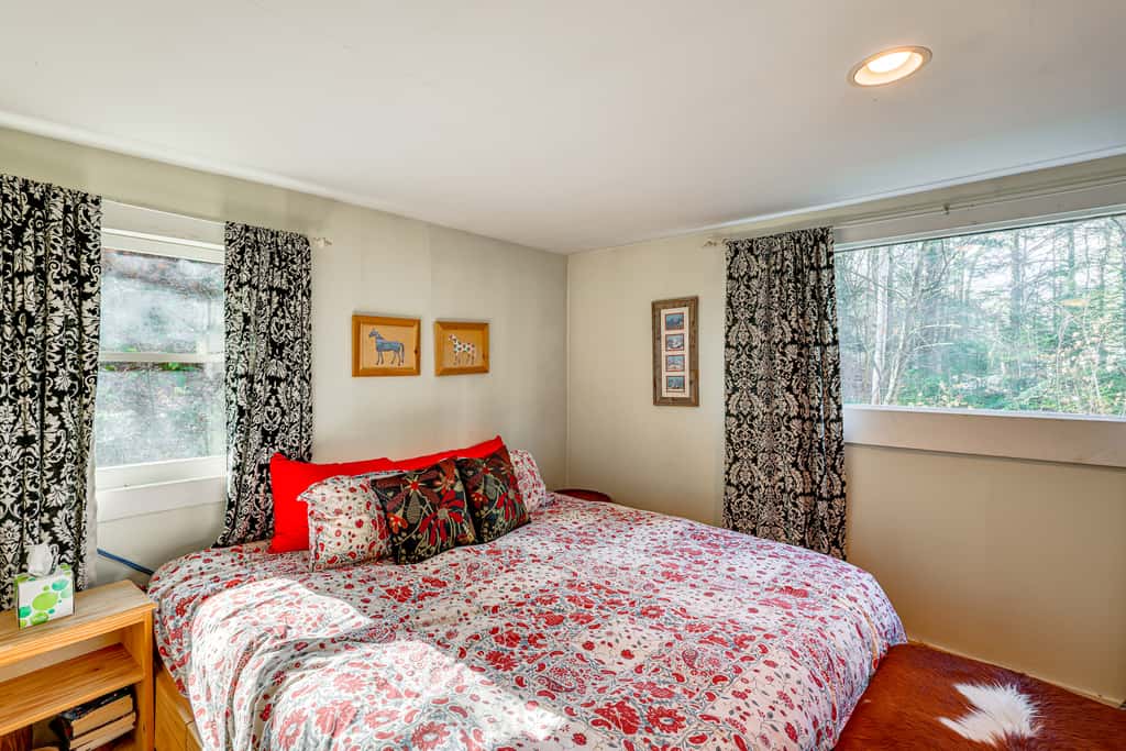 4 Mi to Stratton Mountain Resort! Cabin w/ Hot Tub