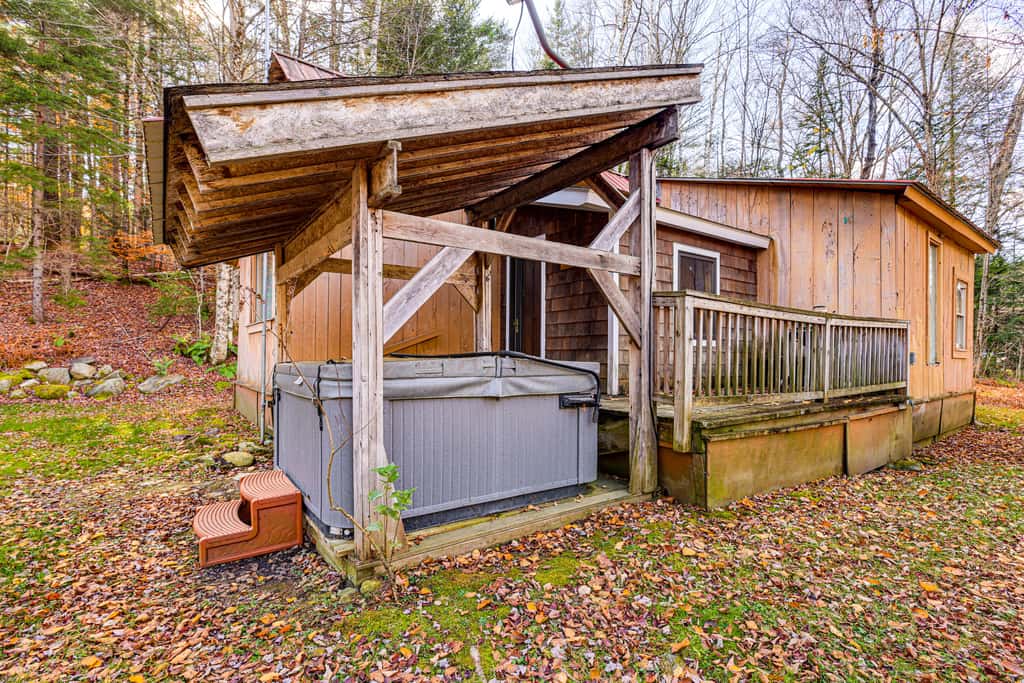 4 Mi to Stratton Mountain Resort! Cabin w/ Hot Tub