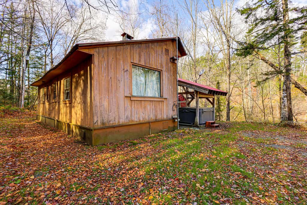 4 Mi to Stratton Mountain Resort! Cabin w/ Hot Tub