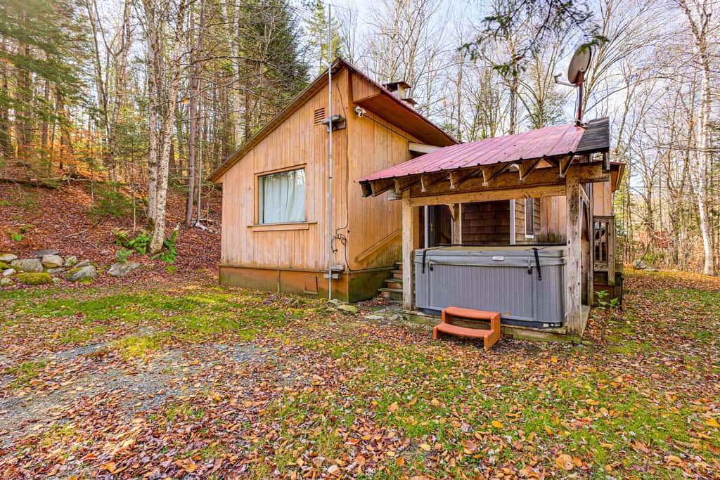4 Mi to Stratton Mountain Resort! Cabin w/ Hot Tub