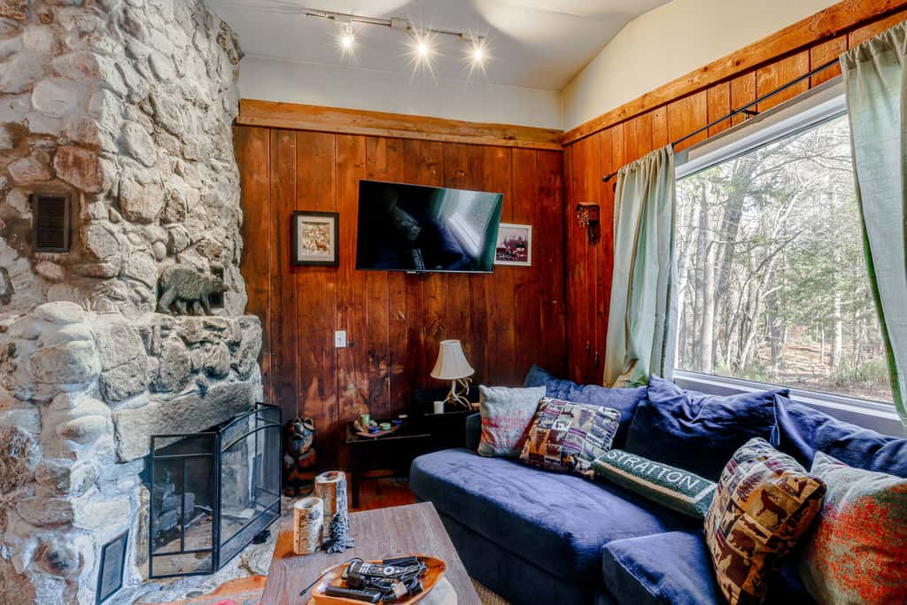 4 Mi to Stratton Mountain Resort! Cabin w/ Hot Tub