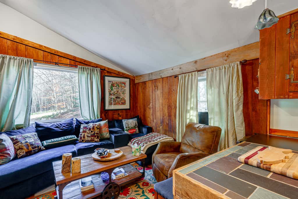 4 Mi to Stratton Mountain Resort! Cabin w/ Hot Tub