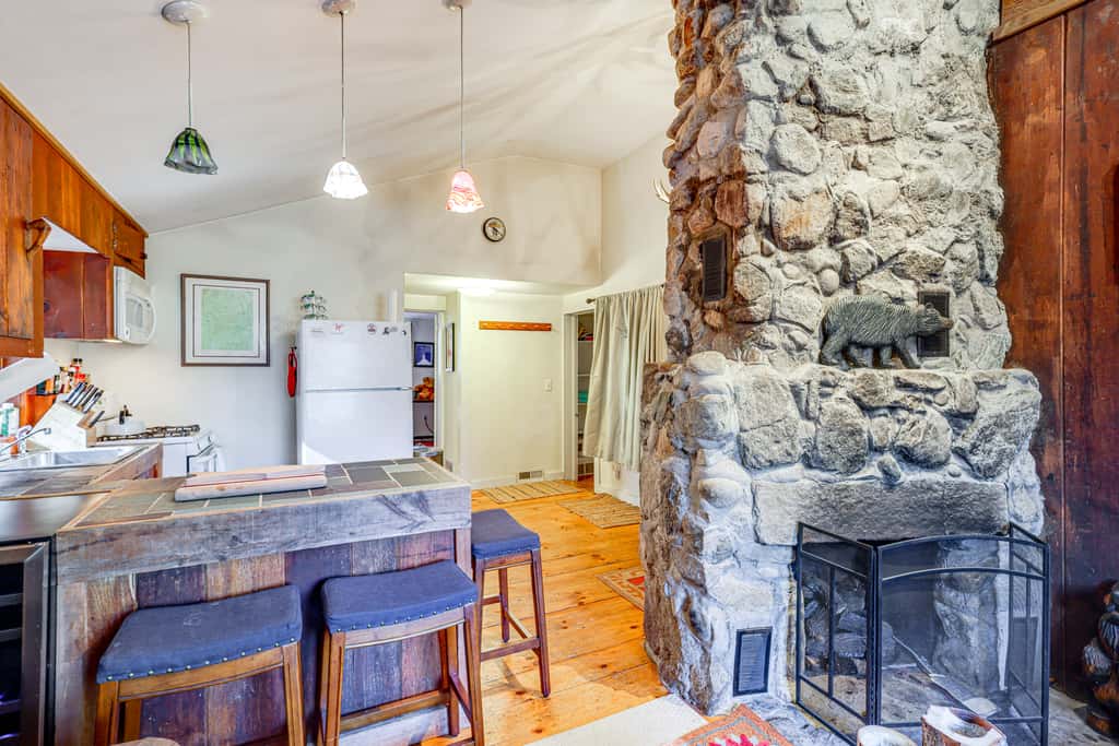 4 Mi to Stratton Mountain Resort! Cabin w/ Hot Tub