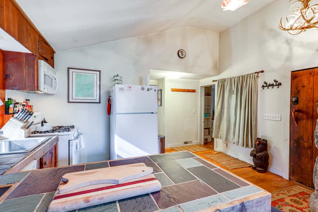4 Mi to Stratton Mountain Resort! Cabin w/ Hot Tub
