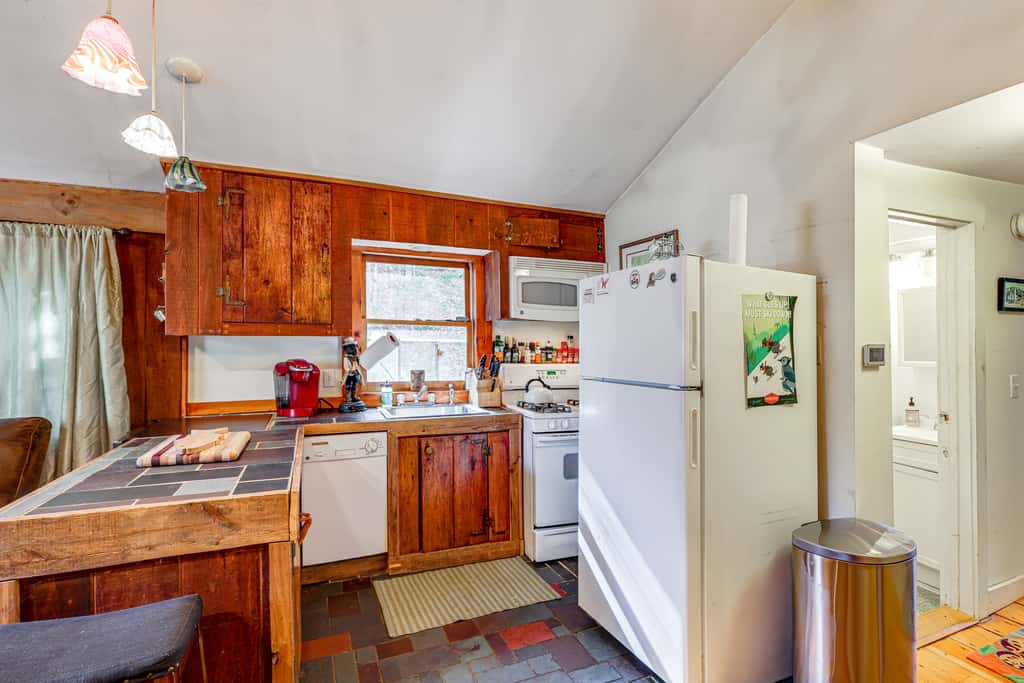 4 Mi to Stratton Mountain Resort! Cabin w/ Hot Tub