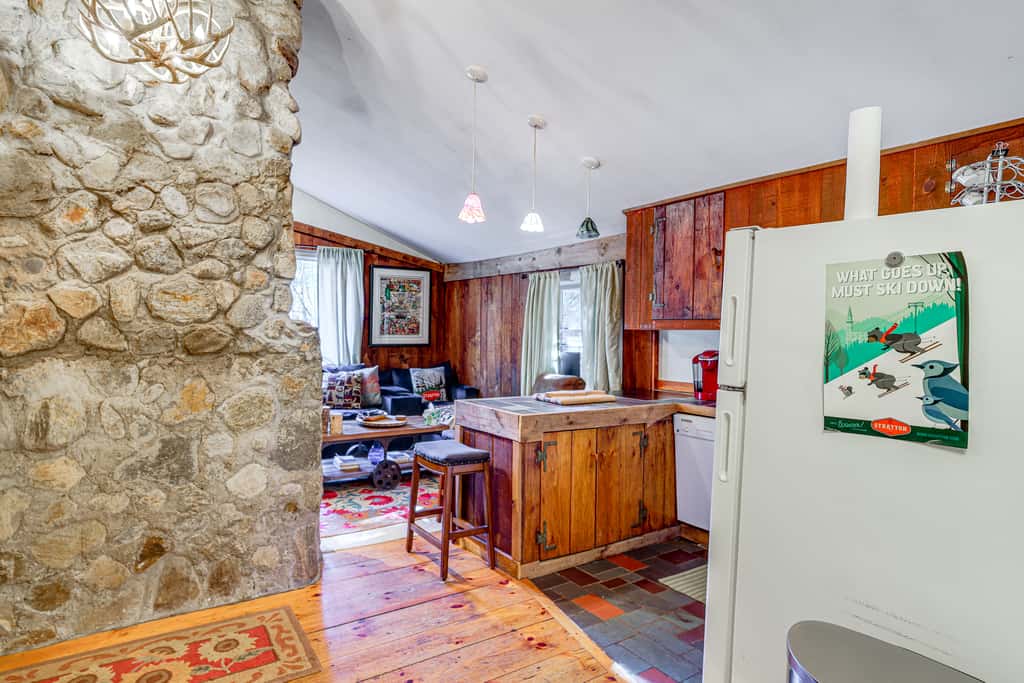 4 Mi to Stratton Mountain Resort! Cabin w/ Hot Tub