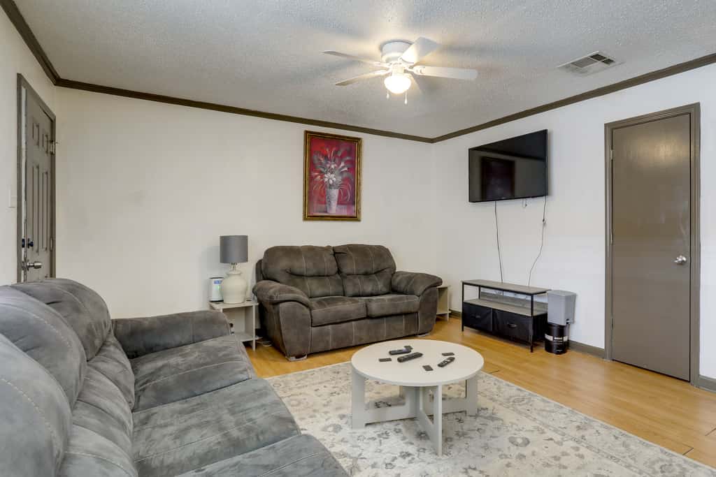 Walk to LSU Campus & Bars! Condo w/ Community Pool