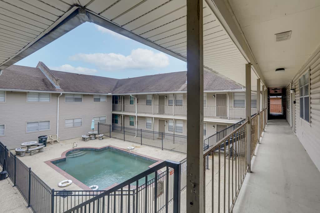 Walk to LSU Campus & Bars! Condo w/ Community Pool