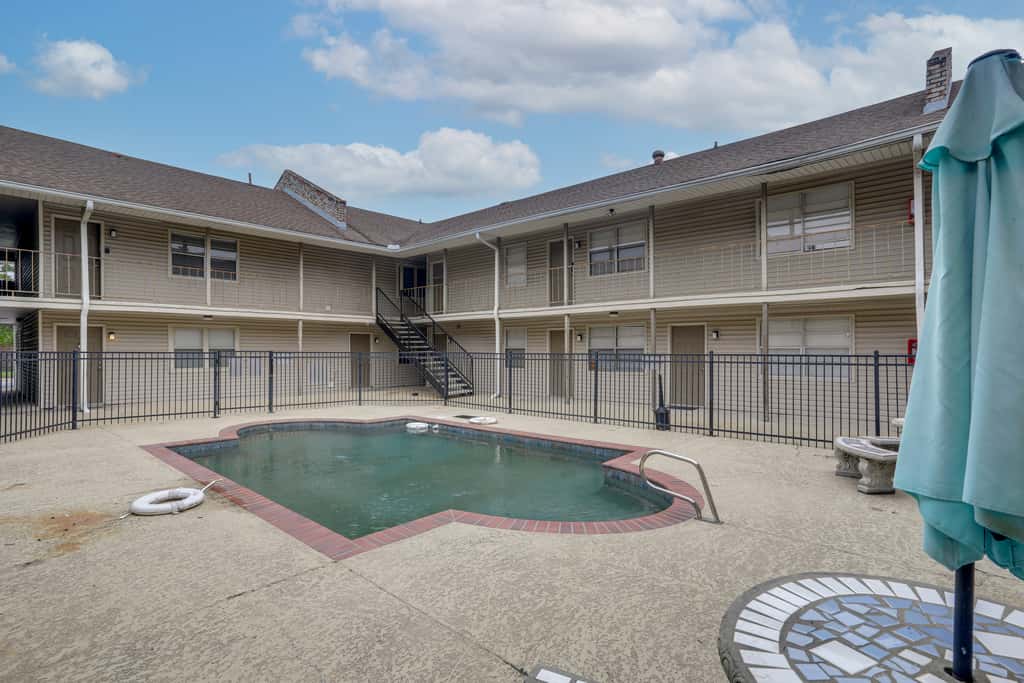 Walk to LSU Campus & Bars! Condo w/ Community Pool