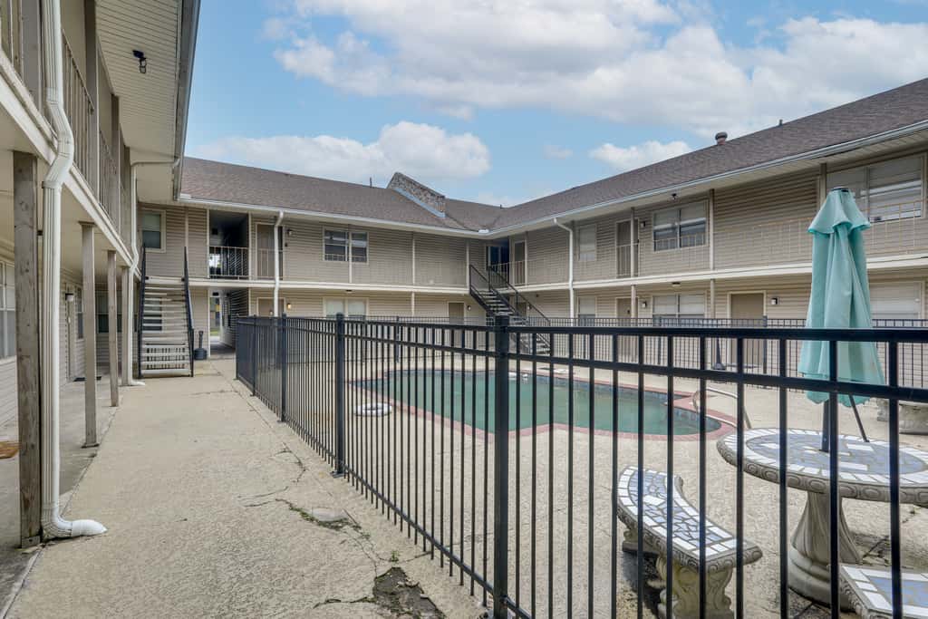 Walk to LSU Campus & Bars! Condo w/ Community Pool