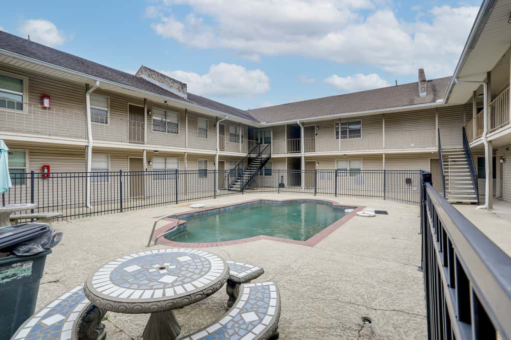Walk to LSU Campus & Bars! Condo w/ Community Pool