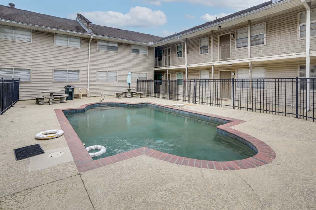 Walk to LSU Campus & Bars! Condo w/ Community Pool