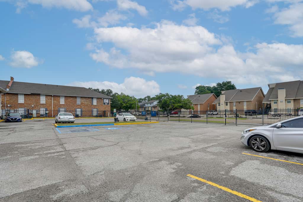 Walk to LSU Campus & Bars! Condo w/ Community Pool