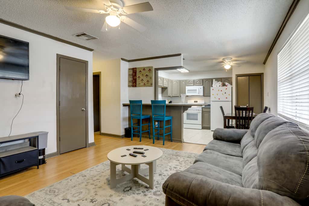 Walk to LSU Campus & Bars! Condo w/ Community Pool