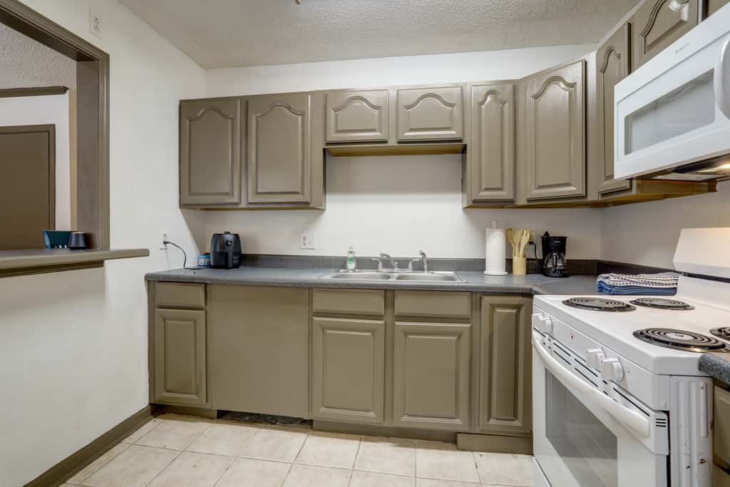 Walk to LSU Campus & Bars! Condo w/ Community Pool