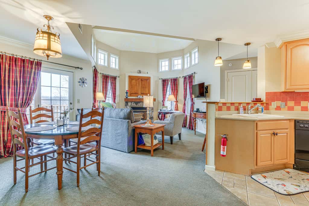 Spacious Condo w/ View < 1 Mi to Mtn Creek Resort!