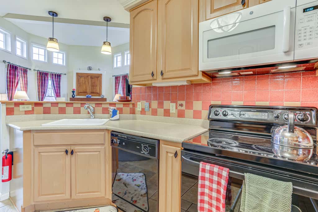 Spacious Condo w/ View < 1 Mi to Mtn Creek Resort!