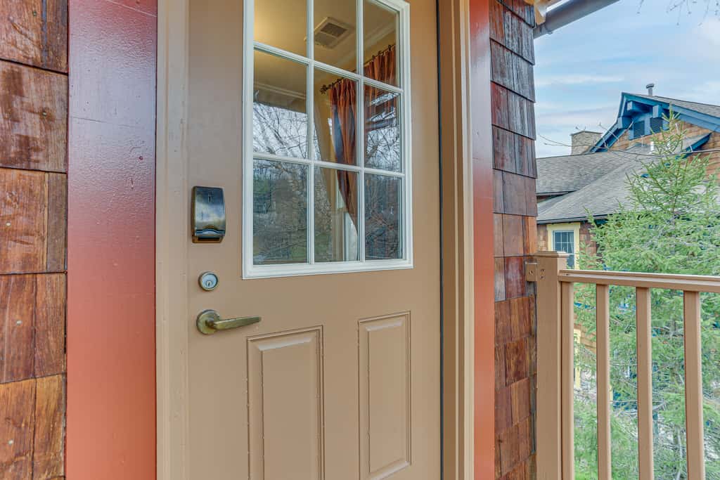 Spacious Condo w/ View < 1 Mi to Mtn Creek Resort!