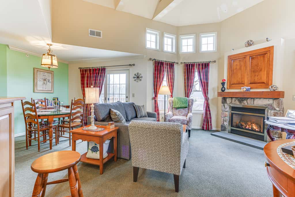 Spacious Condo w/ View < 1 Mi to Mtn Creek Resort!