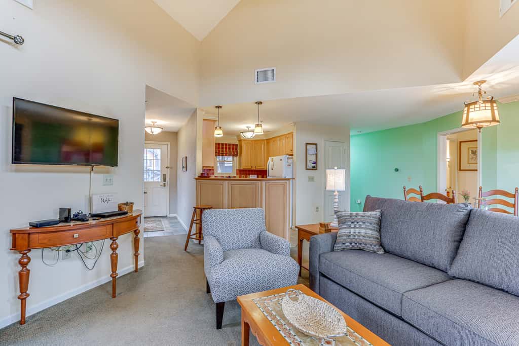 Spacious Condo w/ View < 1 Mi to Mtn Creek Resort!