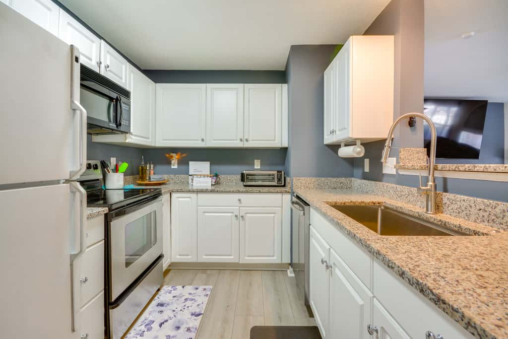 9 Mi to UNCG & Dtwn: Suburban Family Condo