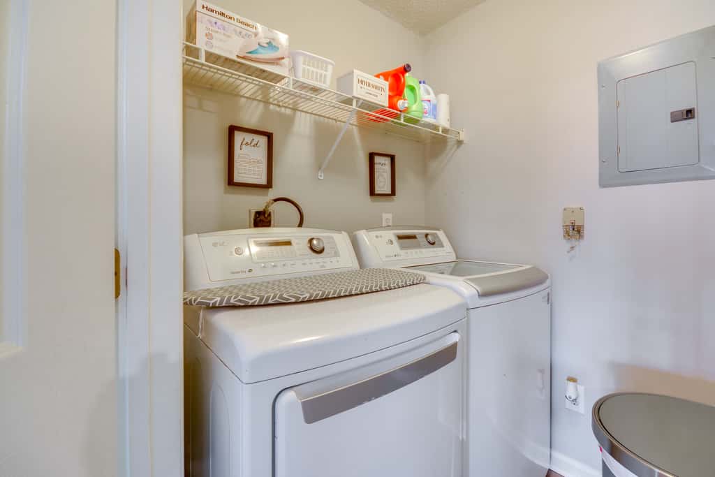 9 Mi to UNCG & Dtwn: Suburban Family Condo