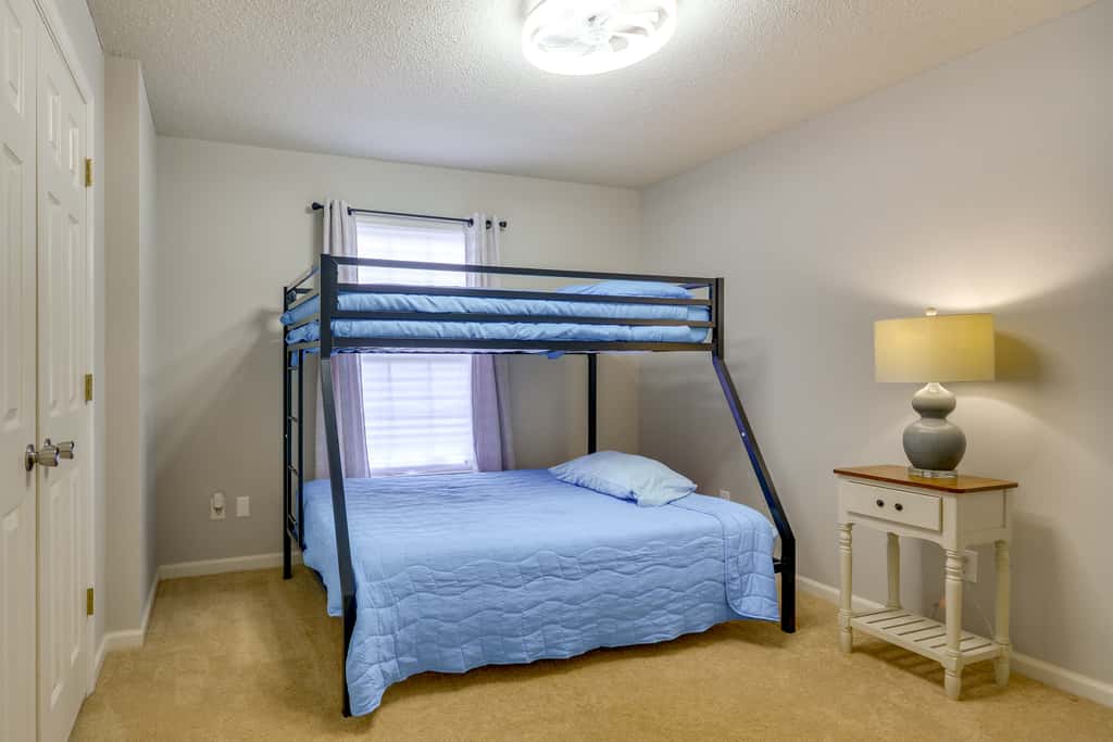 9 Mi to UNCG & Dtwn: Suburban Family Condo