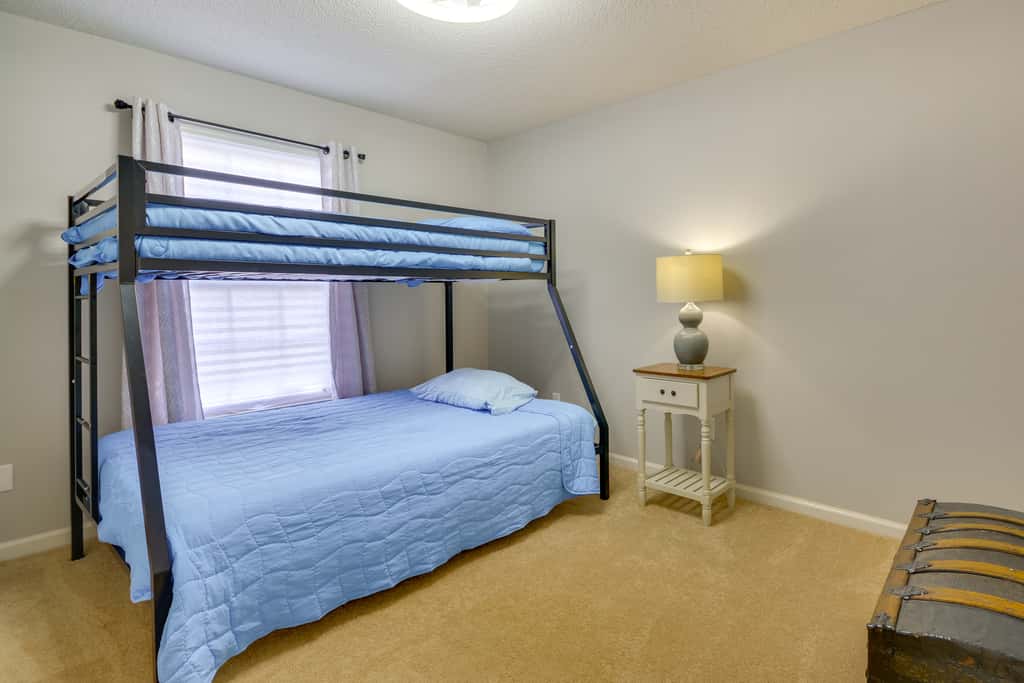 9 Mi to UNCG & Dtwn: Suburban Family Condo