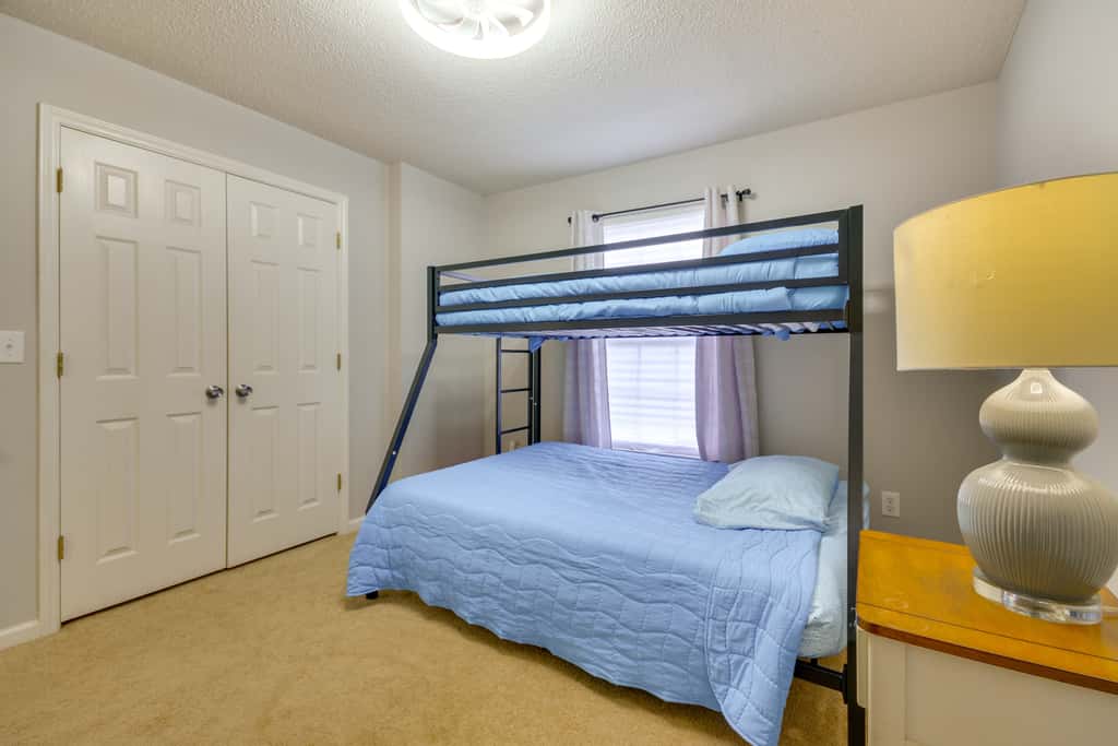 9 Mi to UNCG & Dtwn: Suburban Family Condo