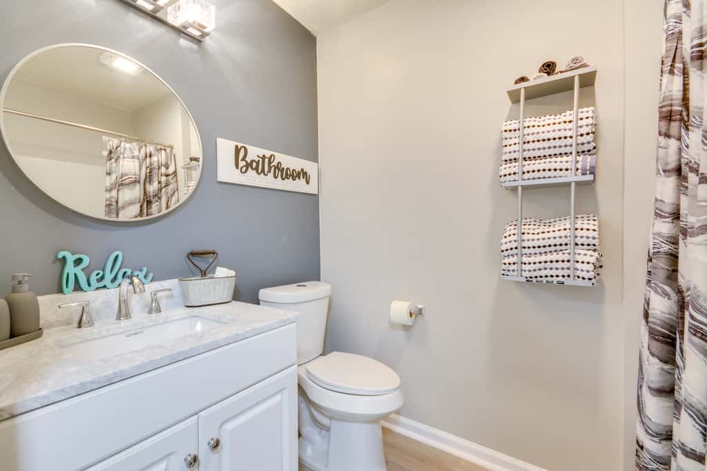 9 Mi to UNCG & Dtwn: Suburban Family Condo