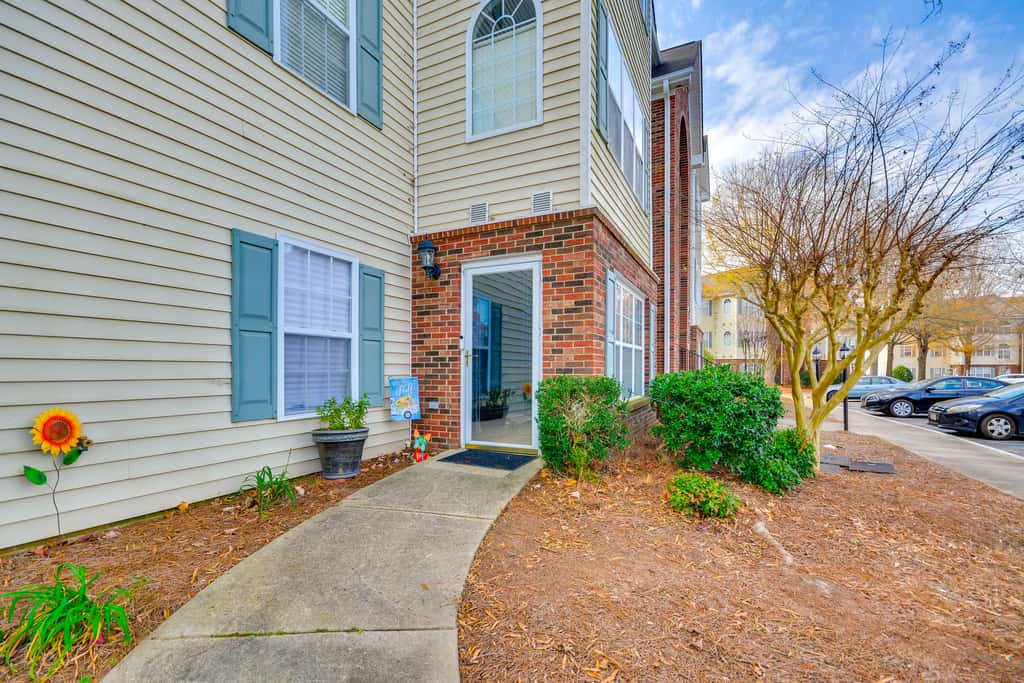 9 Mi to UNCG & Dtwn: Suburban Family Condo