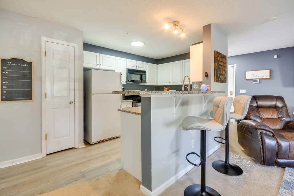 9 Mi to UNCG & Dtwn: Suburban Family Condo