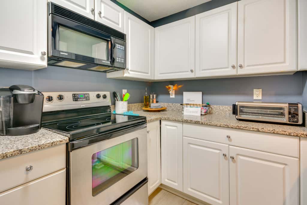 9 Mi to UNCG & Dtwn: Suburban Family Condo
