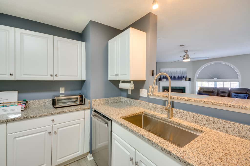 9 Mi to UNCG & Dtwn: Suburban Family Condo