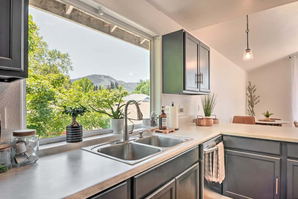 Close to Parks & Brews: Sunny Grants Pass Apt!