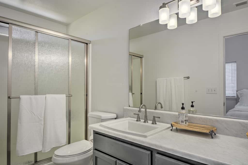 Close to Parks & Brews: Sunny Grants Pass Apt!