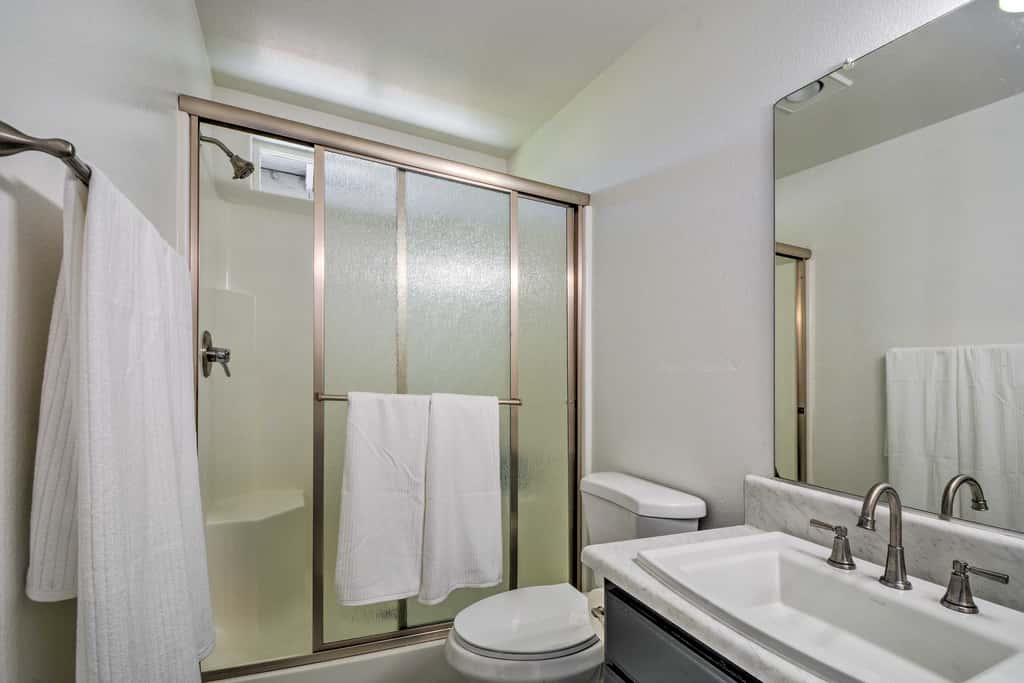 Close to Parks & Brews: Sunny Grants Pass Apt!