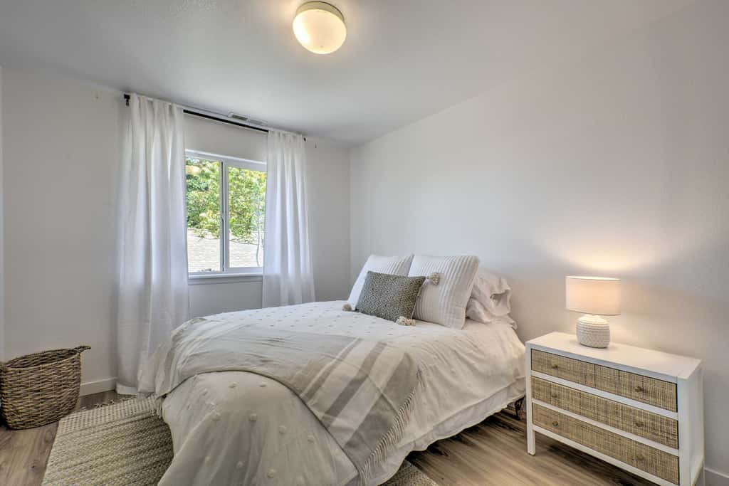 Close to Parks & Brews: Sunny Grants Pass Apt!