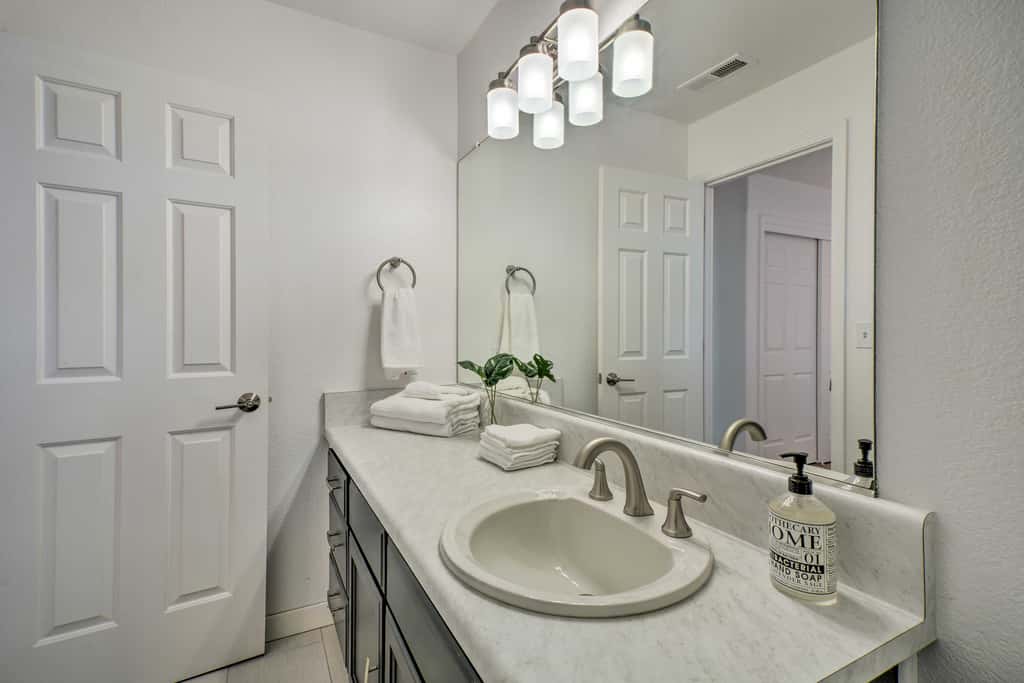 Close to Parks & Brews: Sunny Grants Pass Apt!