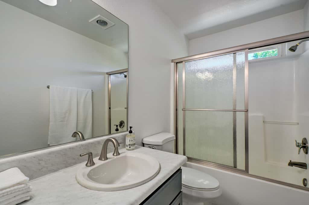 Close to Parks & Brews: Sunny Grants Pass Apt!
