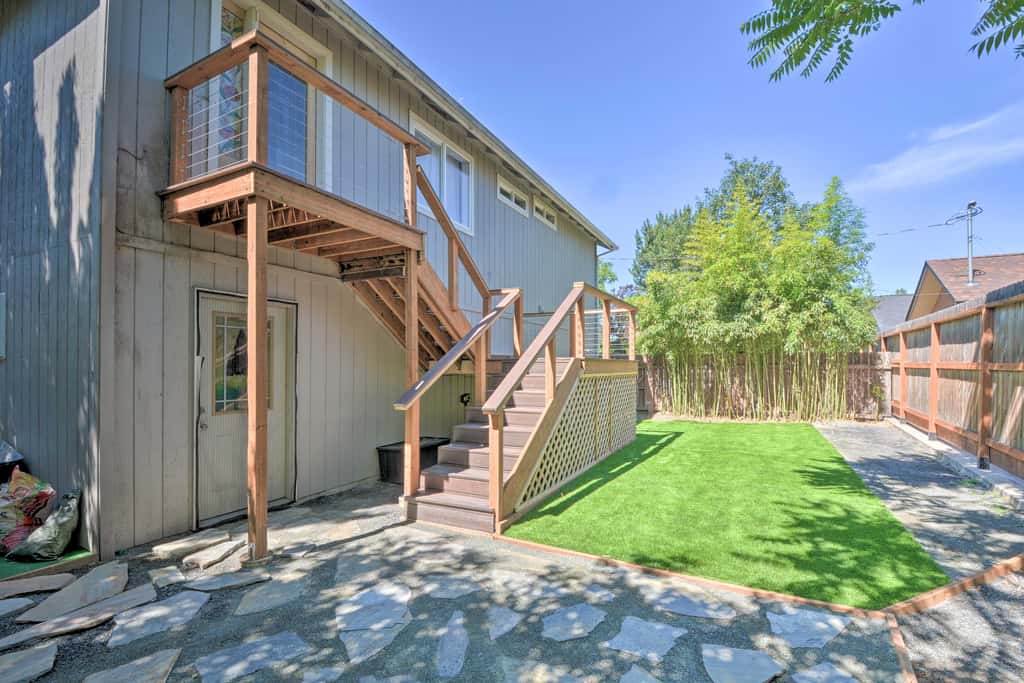 Close to Parks & Brews: Sunny Grants Pass Apt!
