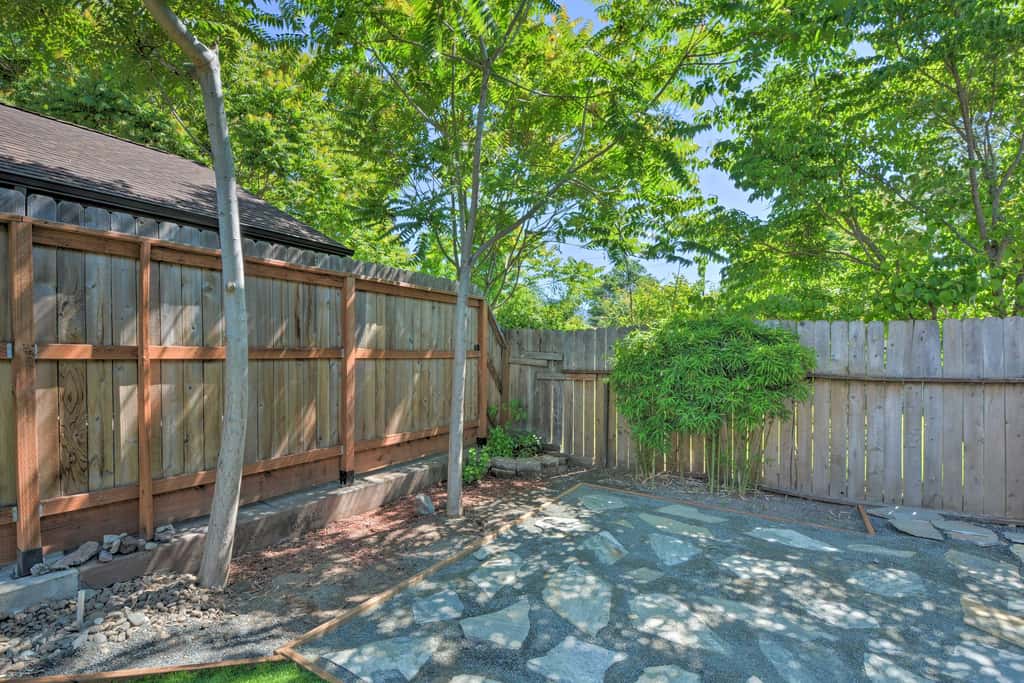 Close to Parks & Brews: Sunny Grants Pass Apt!