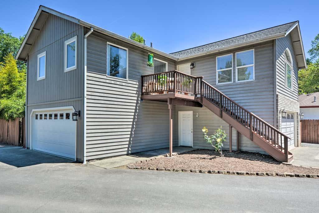 Close to Parks & Brews: Sunny Grants Pass Apt!