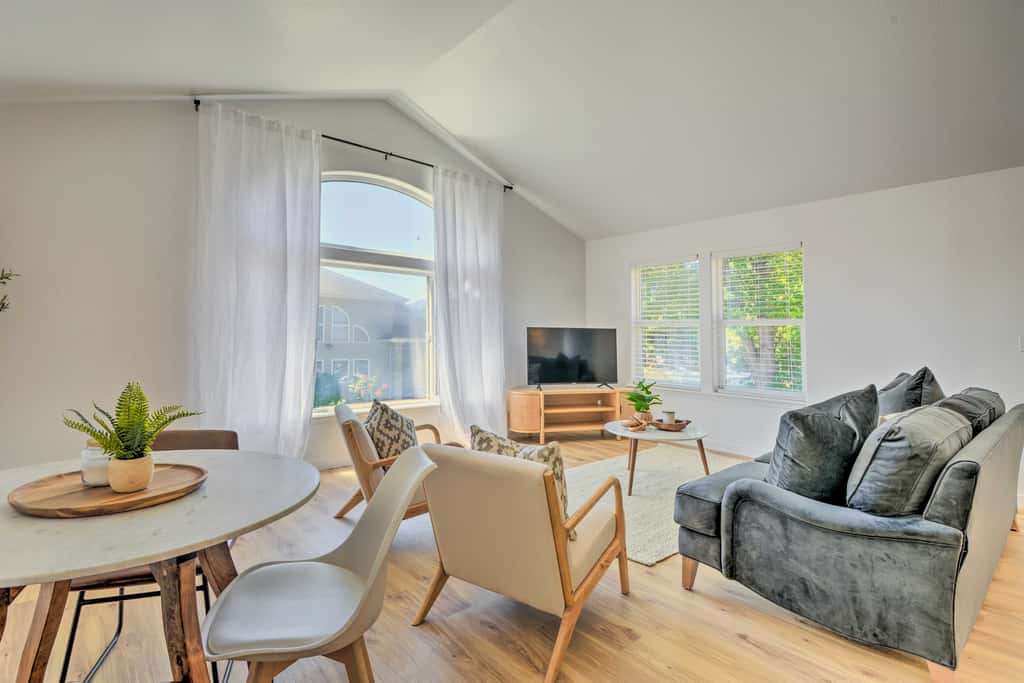 Close to Parks & Brews: Sunny Grants Pass Apt!