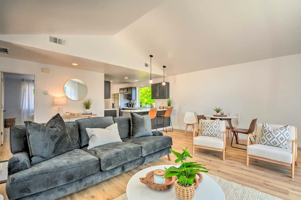 Close to Parks & Brews: Sunny Grants Pass Apt!