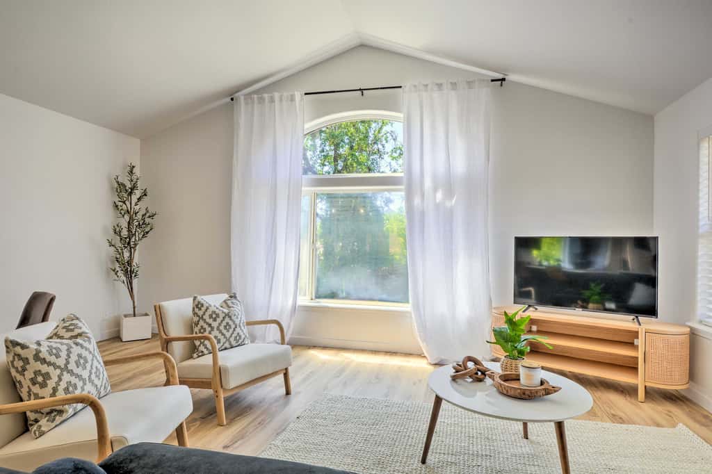 Close to Parks & Brews: Sunny Grants Pass Apt!