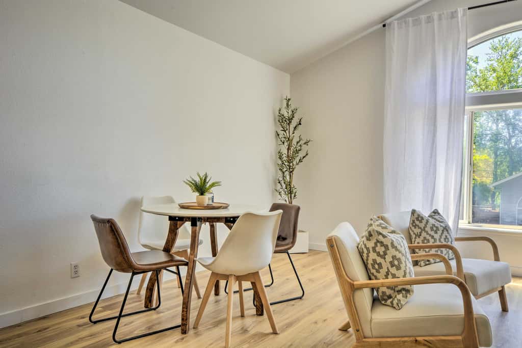 Close to Parks & Brews: Sunny Grants Pass Apt!