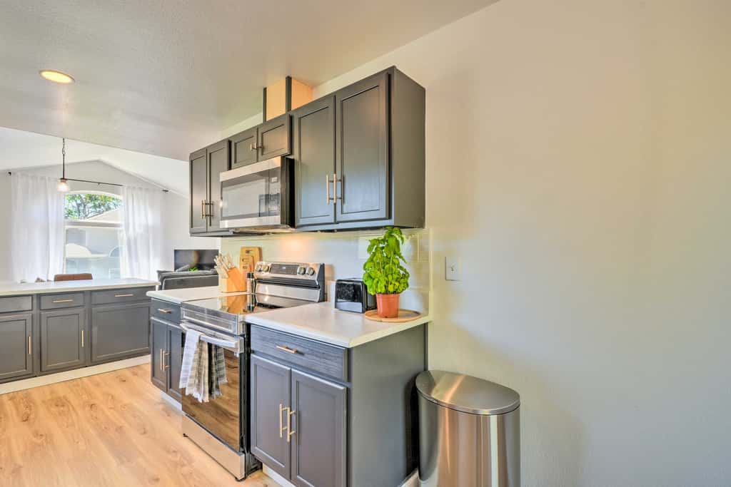 Close to Parks & Brews: Sunny Grants Pass Apt!